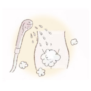 ぬるま湯でやさしく洗い流します。