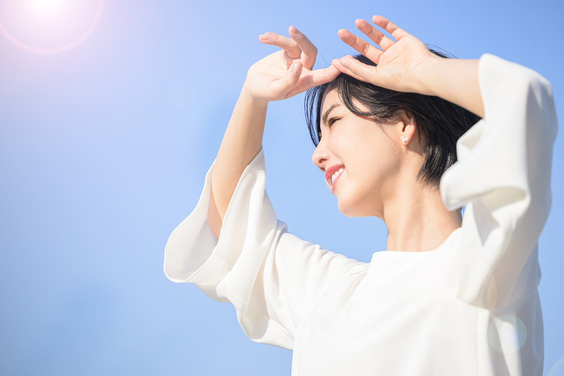 輝く女性の画像