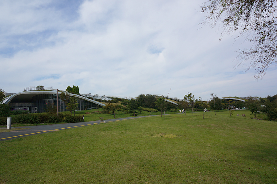 緑に包まれた不思議な建物。体験学習施設「ぐりんぐりん」