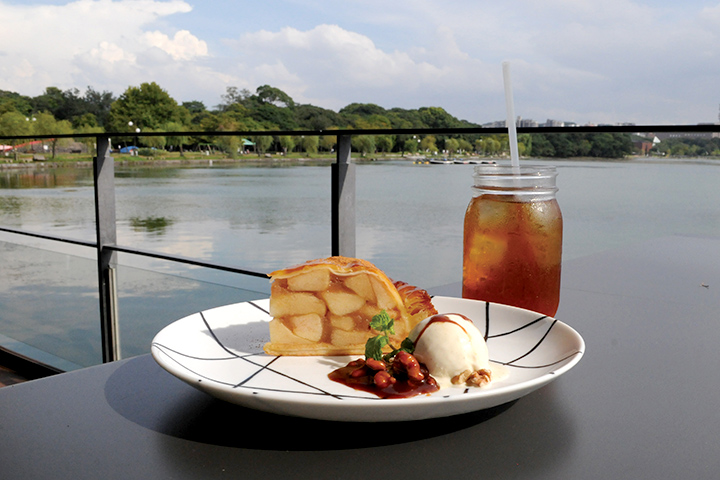 今の季節ならテラス席もおすすめ♪ロイヤルガーデンカフェ大濠公園