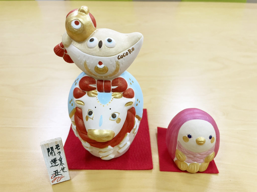 鶴田かなこさん制作の丑・アマビエさんの博多人形