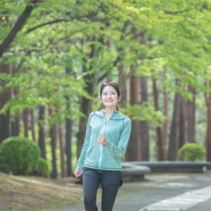 ウォーキングする女性