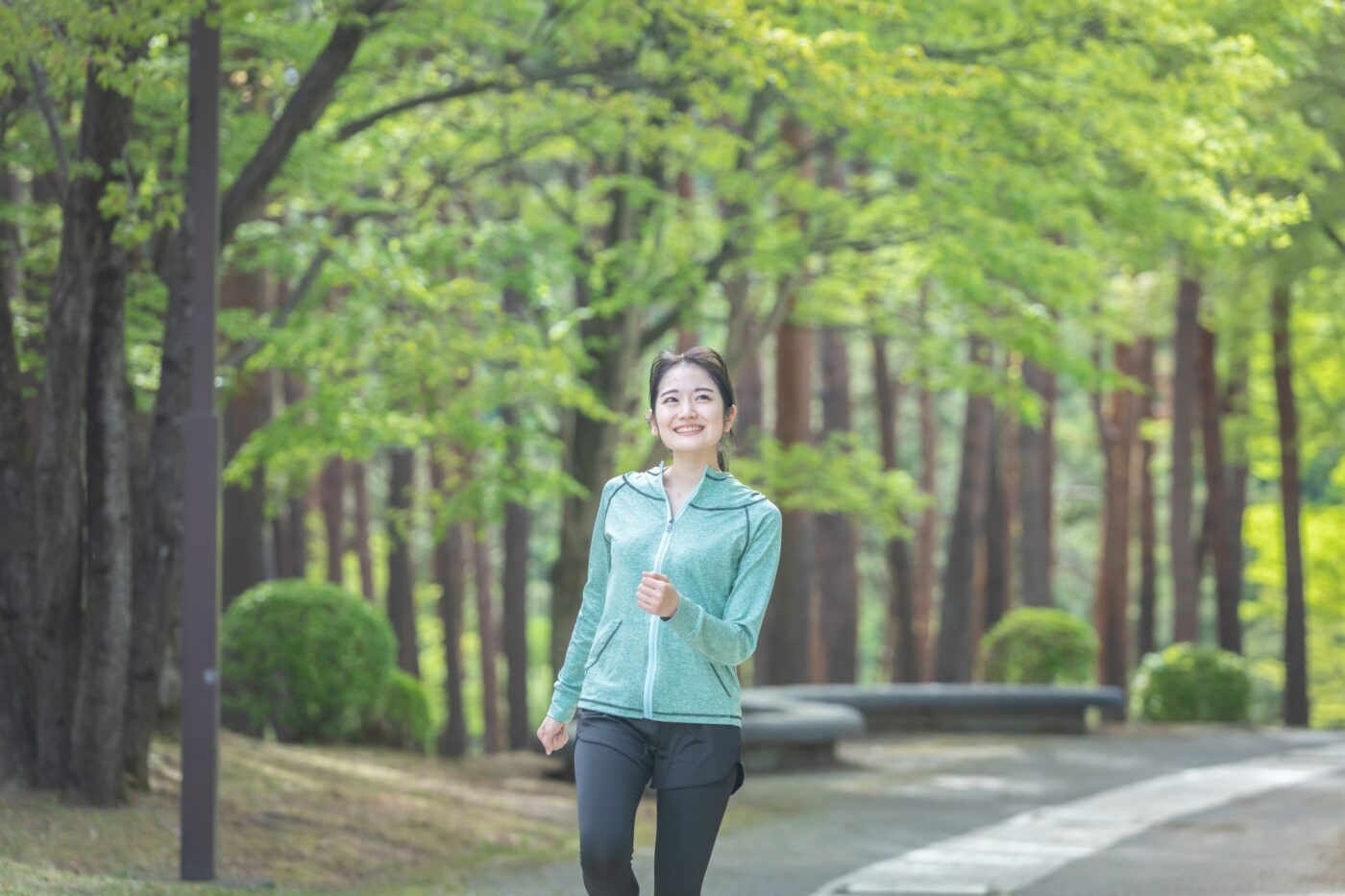 ウォーキングする女性