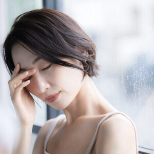 女性ホルモンの減少による不調を感じる女性