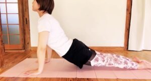 血行促進・疲労回復で、だるさをリフレッシュするヨガ-上向きの犬のポーズ