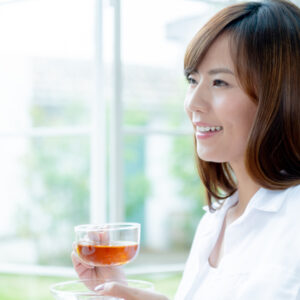 ハーブティーをたのしむ女性