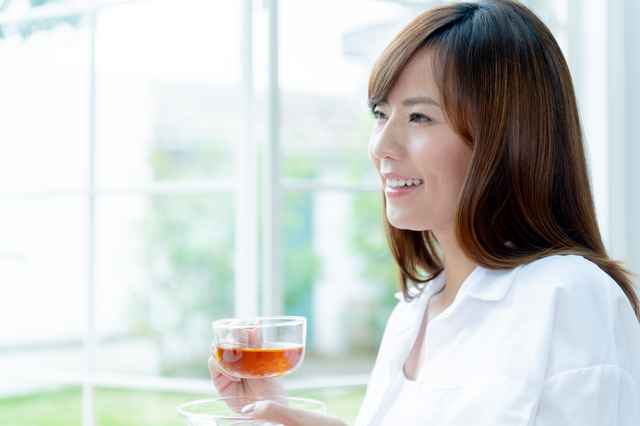 ハーブティーをたのしむ女性