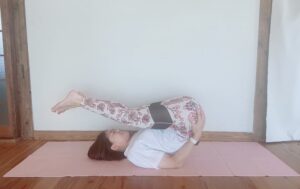 足のむくみを解消するヨガ-鋤（すき）のポーズ03-2