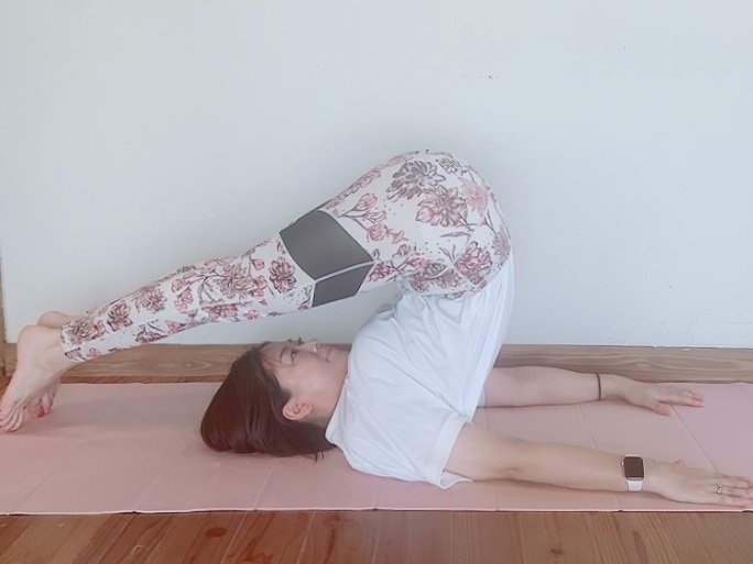 足のむくみを解消するヨガ-鋤（すき）のポーズ
