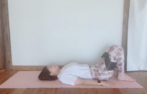 足のむくみを解消するヨガ-鋤（すき）のポーズ-1
