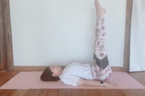 足のむくみを解消するヨガ-鋤（すき）のポーズ02