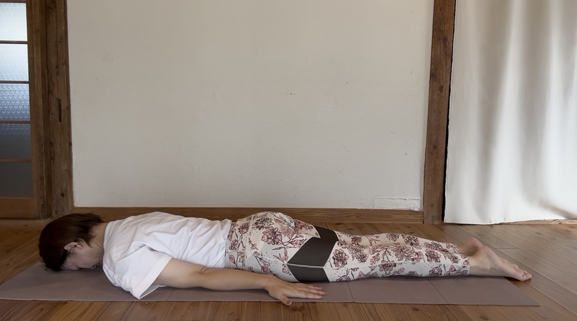 血行促進・便秘解消になるヨガ-バッタのポーズ01