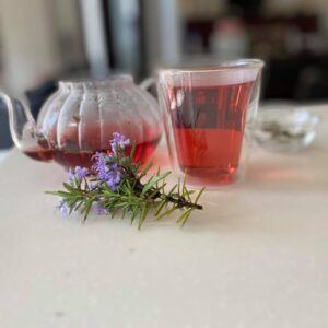 PMSのだるさにローズマリーとハイビスカスのブレンドティー
