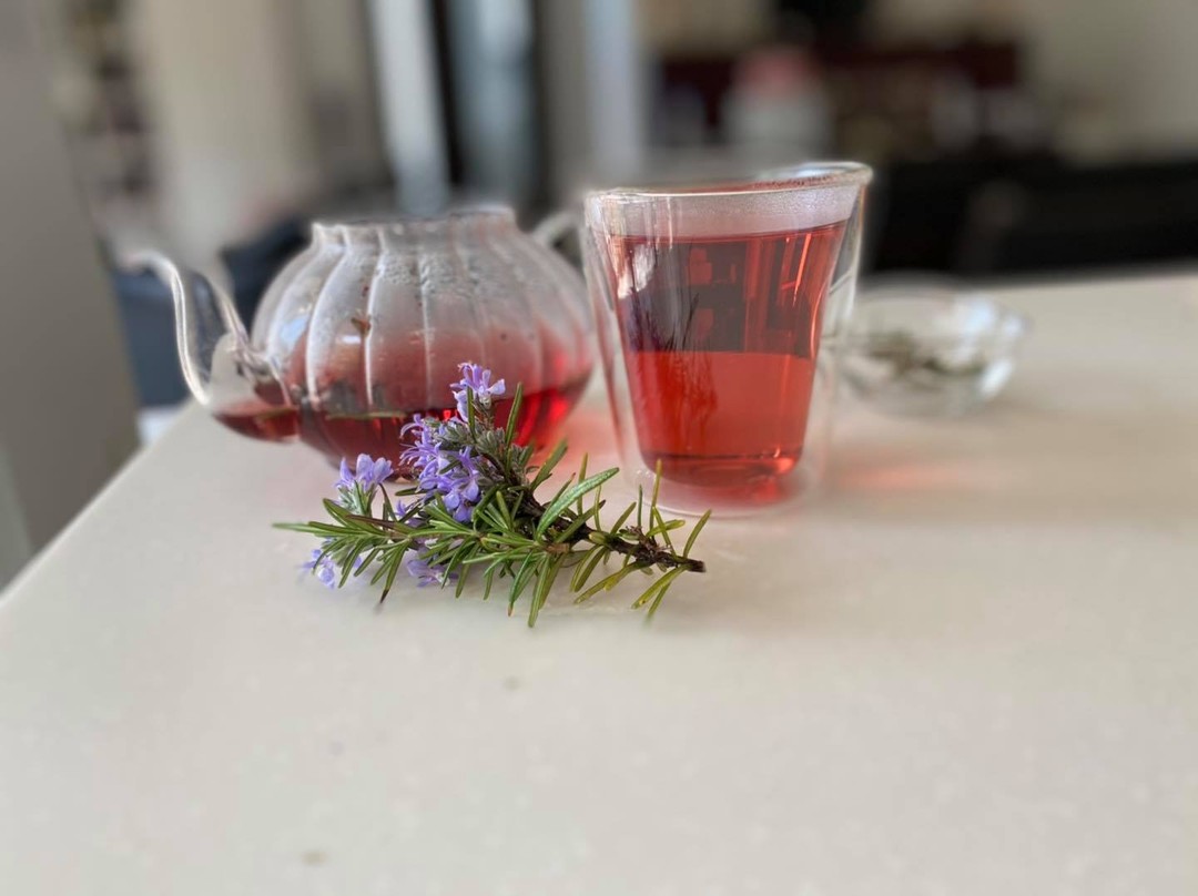 PMSのだるさにローズマリーとハイビスカスのブレンドティー