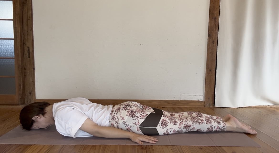 血行促進・便秘解消になるヨガ-バッタのポーズ02