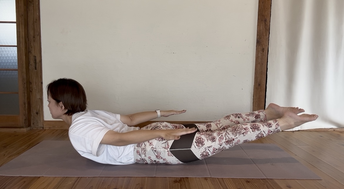 血行促進・便秘解消になるヨガ-バッタのポーズ04