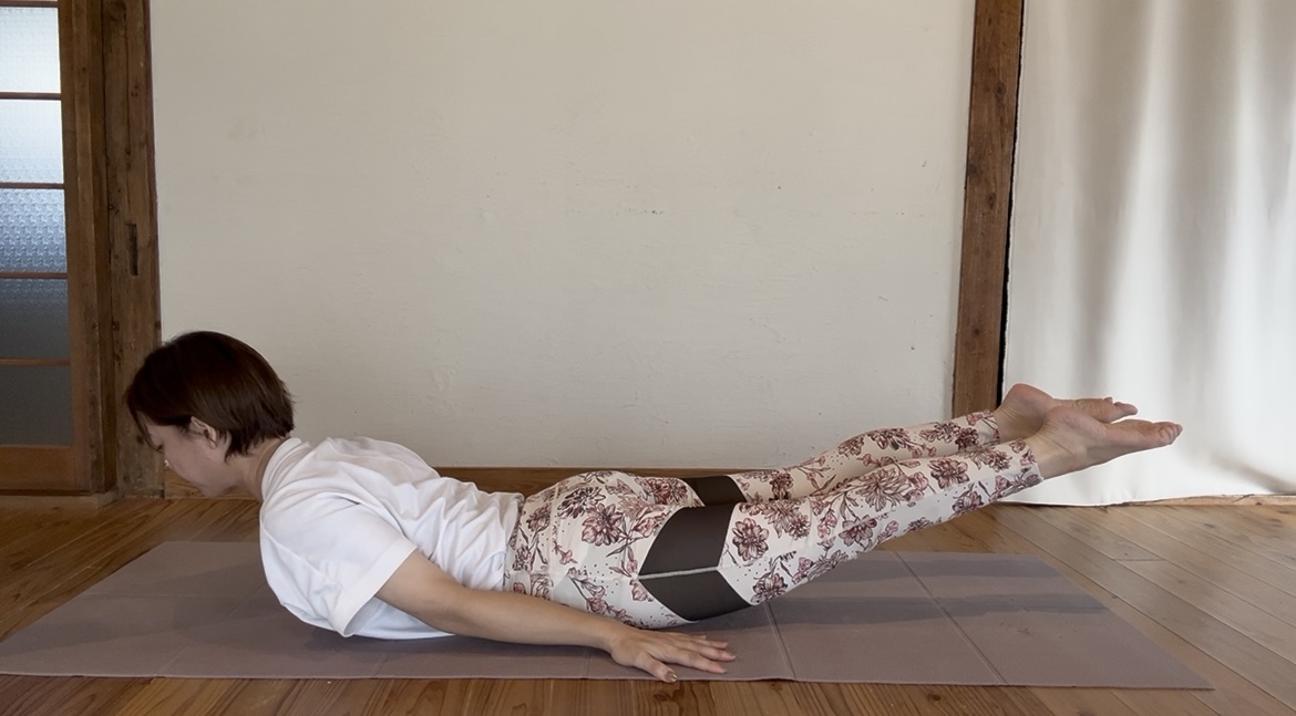 血行促進・便秘解消になるヨガ-バッタのポーズ03
