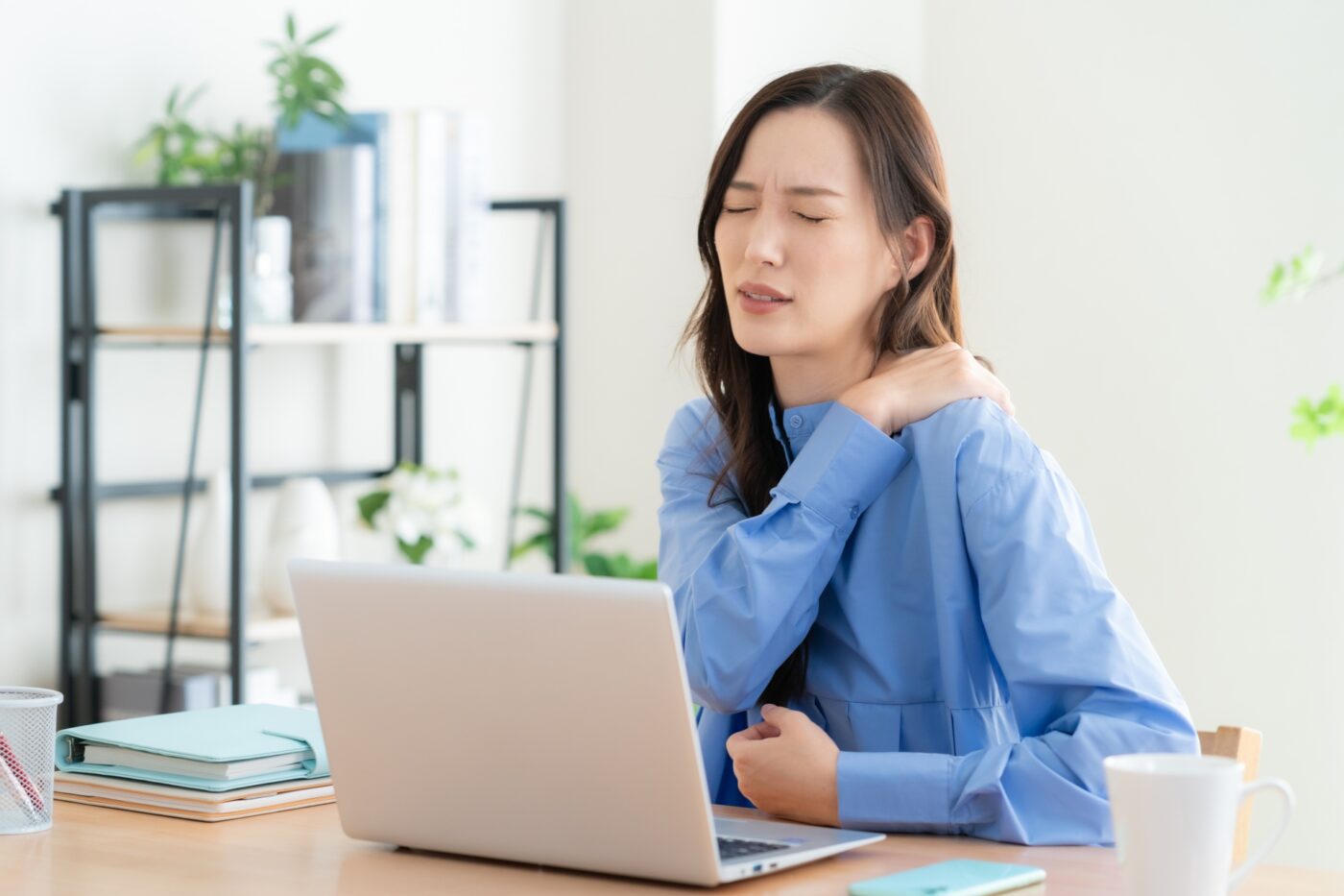 肩こりに悩む女性